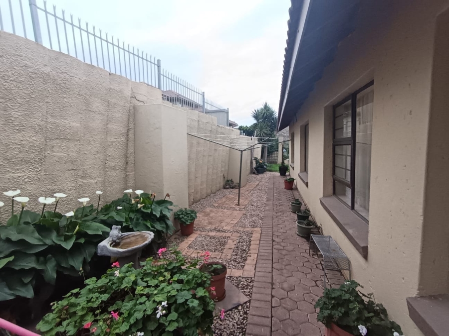 To Let 3 Bedroom Property for Rent in Island View Western Cape